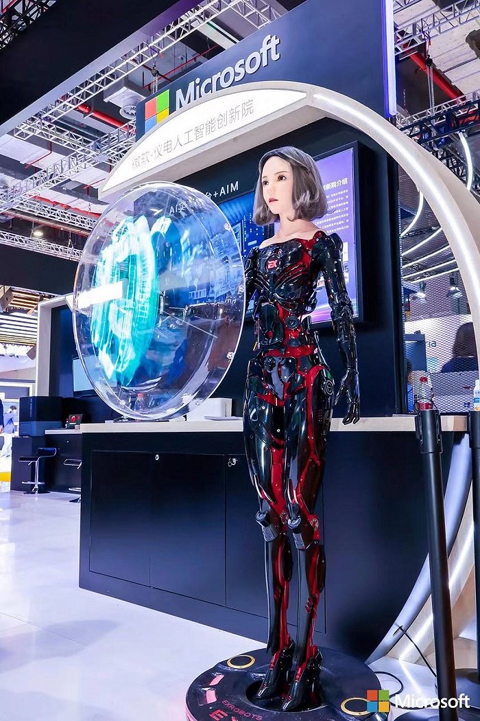 有溫度、有表情，未來(lái)舞臺(tái)的智慧新聲——進(jìn)博會(huì)上的主持與講解機(jī)器人